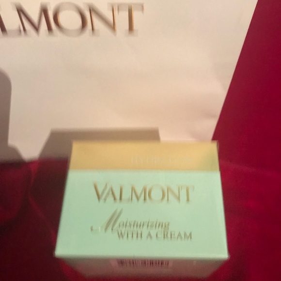 🌟NEW Moisturizing Cream. Checkout Valmont.com - Picture 4 of 6